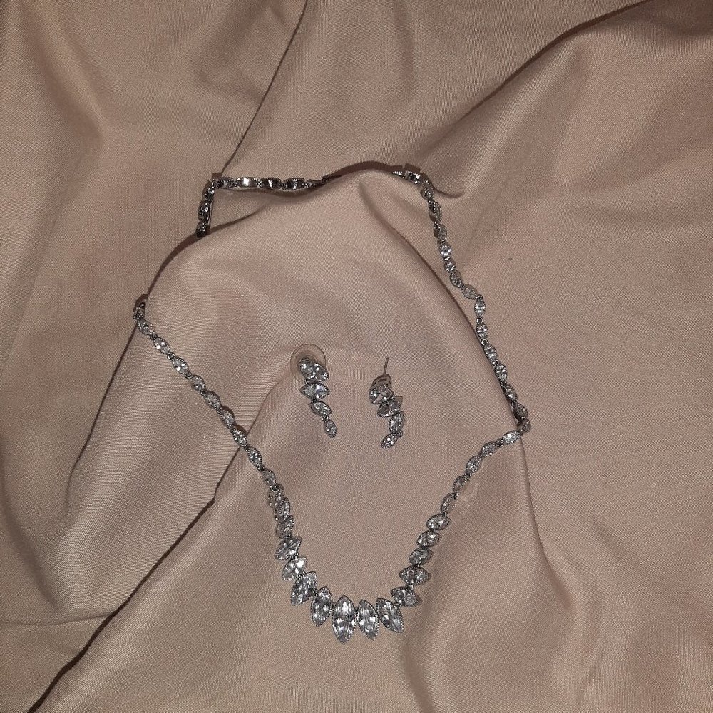 Stunning Crystal Necklace and Earrings Set